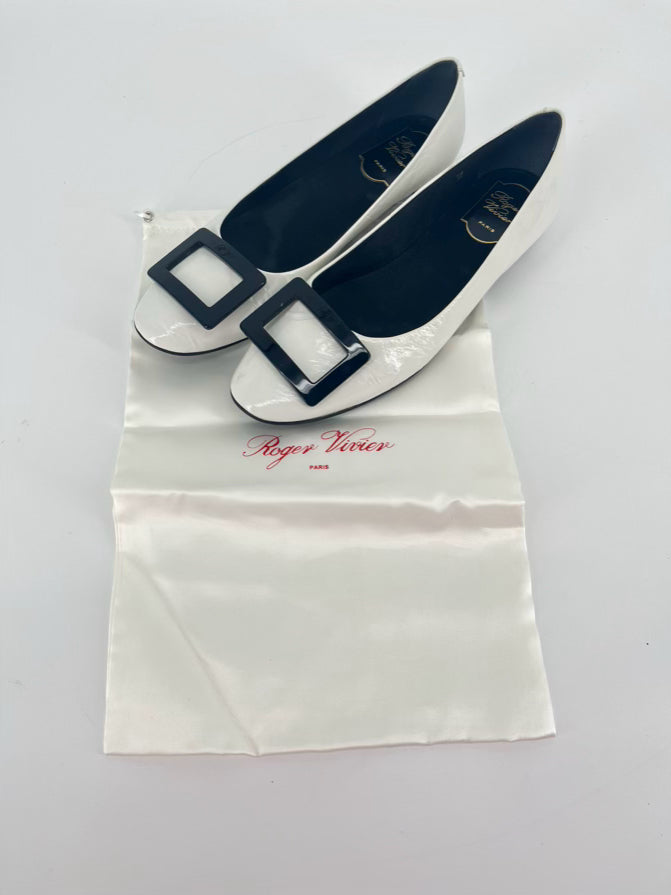 ROGER VIVIER Size 38 White Patent Leather Flats