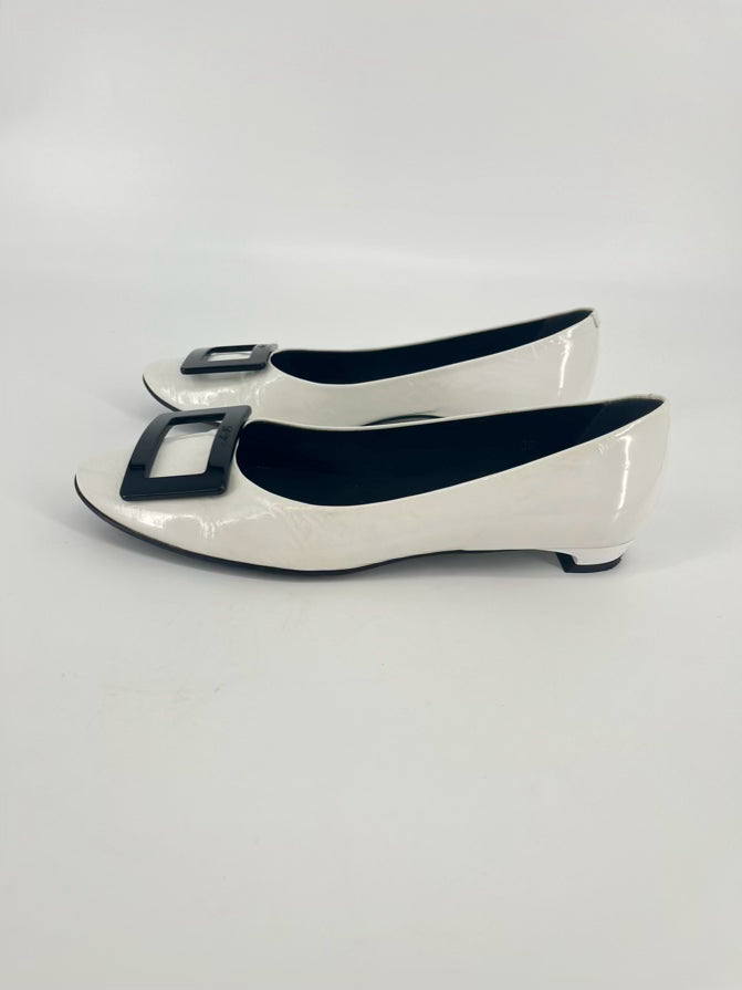 ROGER VIVIER Size 38 White Patent Leather Flats