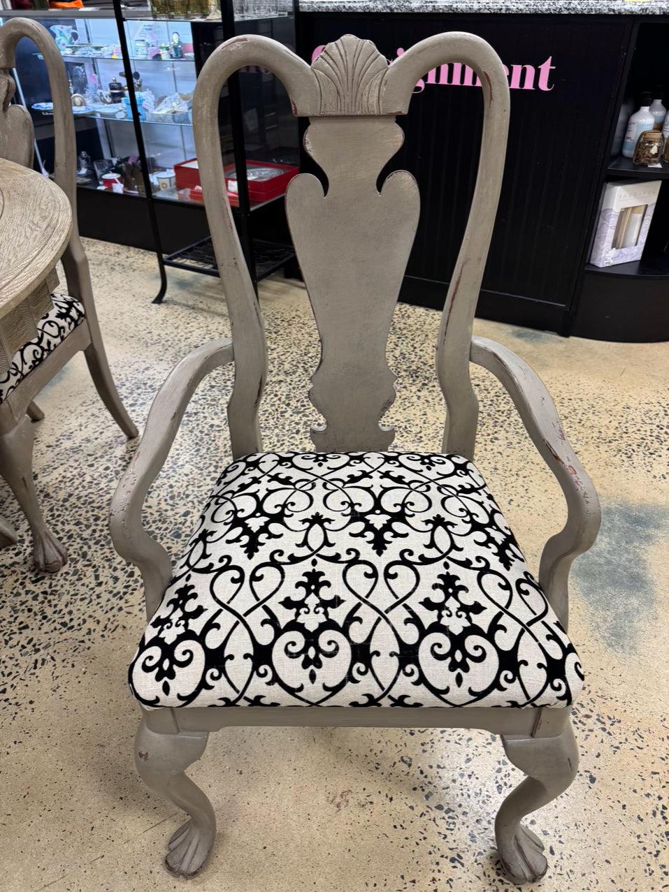 Weathered Gray Round Table w/ 6 AMERICAN DREW Queen Anne Chairs