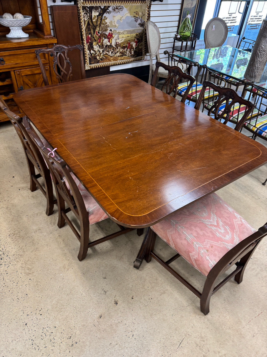 DUNCAN PHYFE Wood Table & 6 Chippendale Chairs w/ 4 Leaves