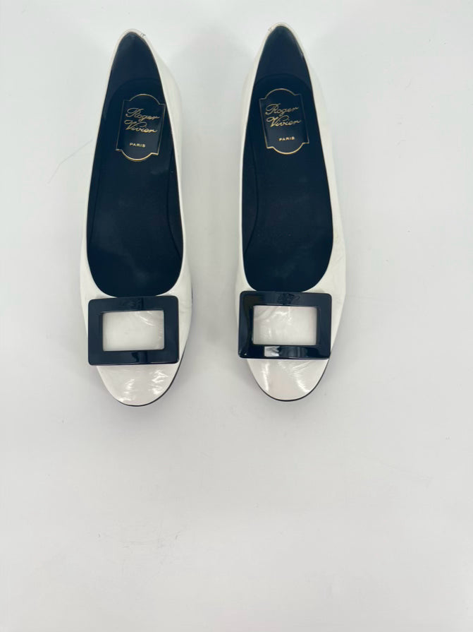 ROGER VIVIER Size 38 White Patent Leather Flats