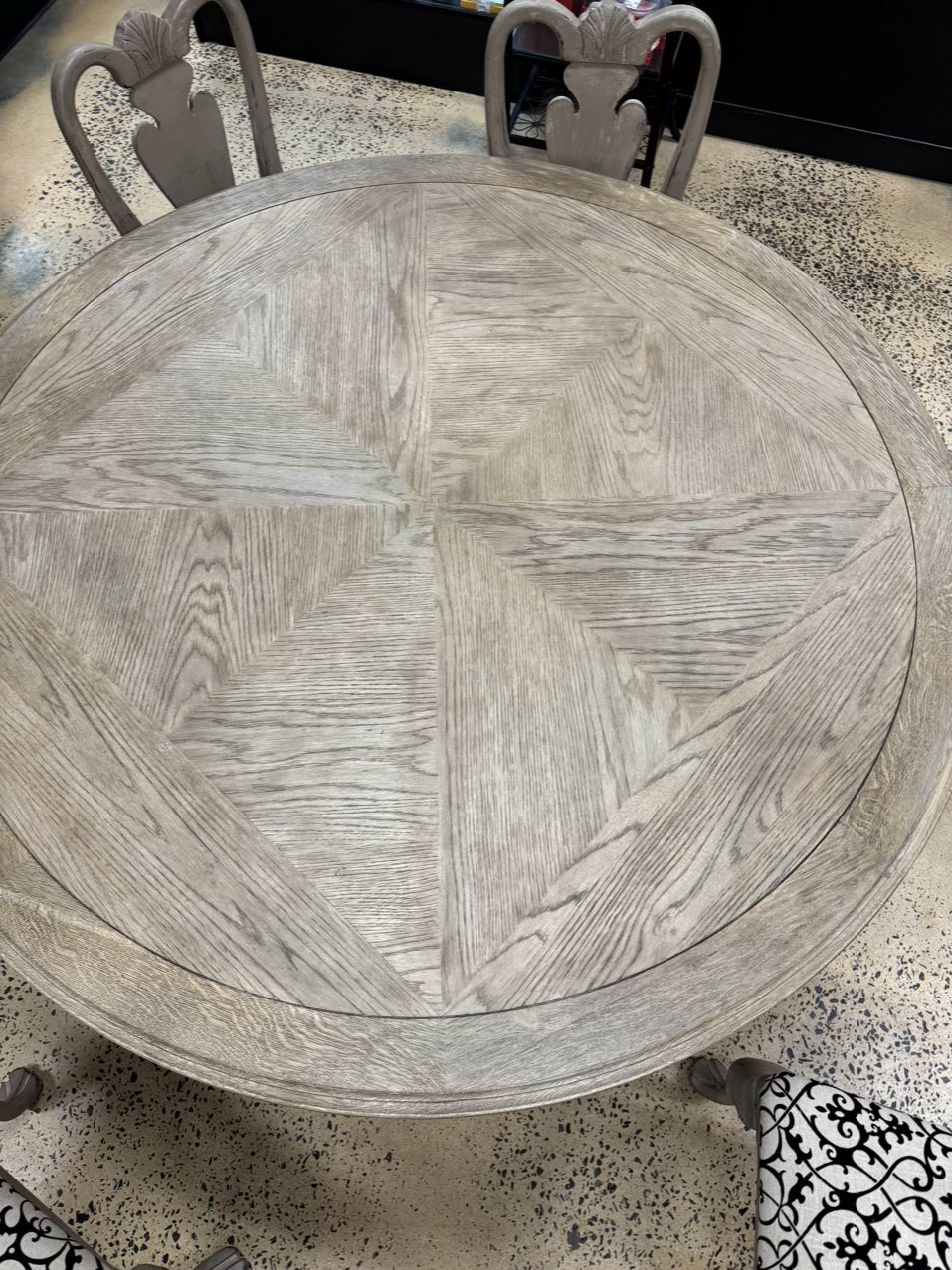 Weathered Gray Round Table w/ 6 AMERICAN DREW Queen Anne Chairs