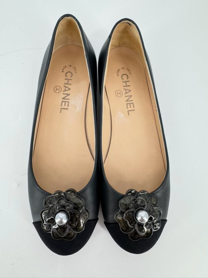 CHANEL Size 37.5 Graphite Leather Camellia Flower Flats