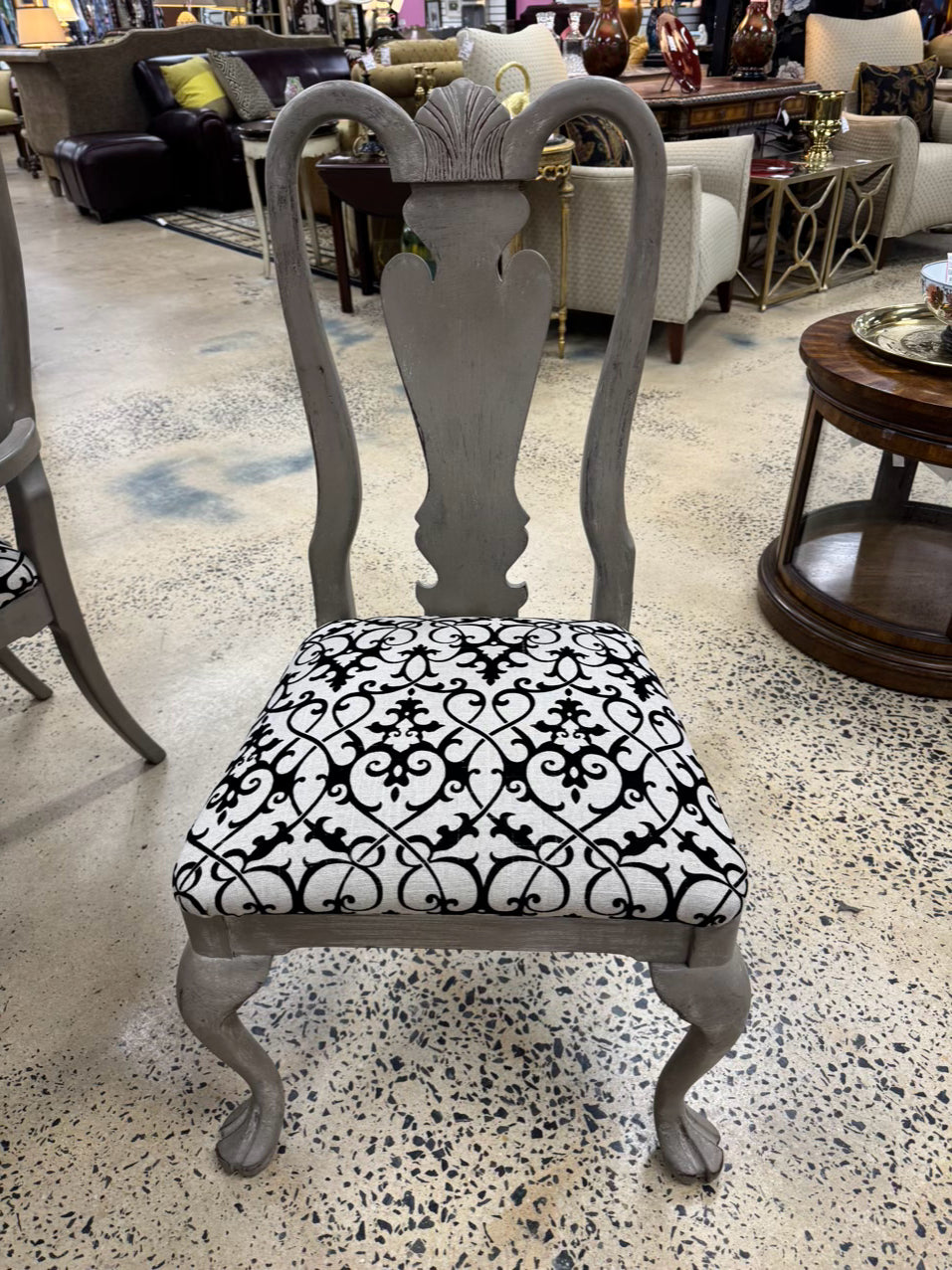 Weathered Gray Round Table w/ 6 AMERICAN DREW Queen Anne Chairs