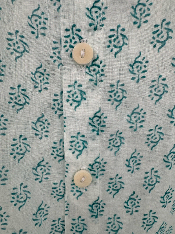 THE LAMU COLLECTION Size M White & Teal Print Blouse