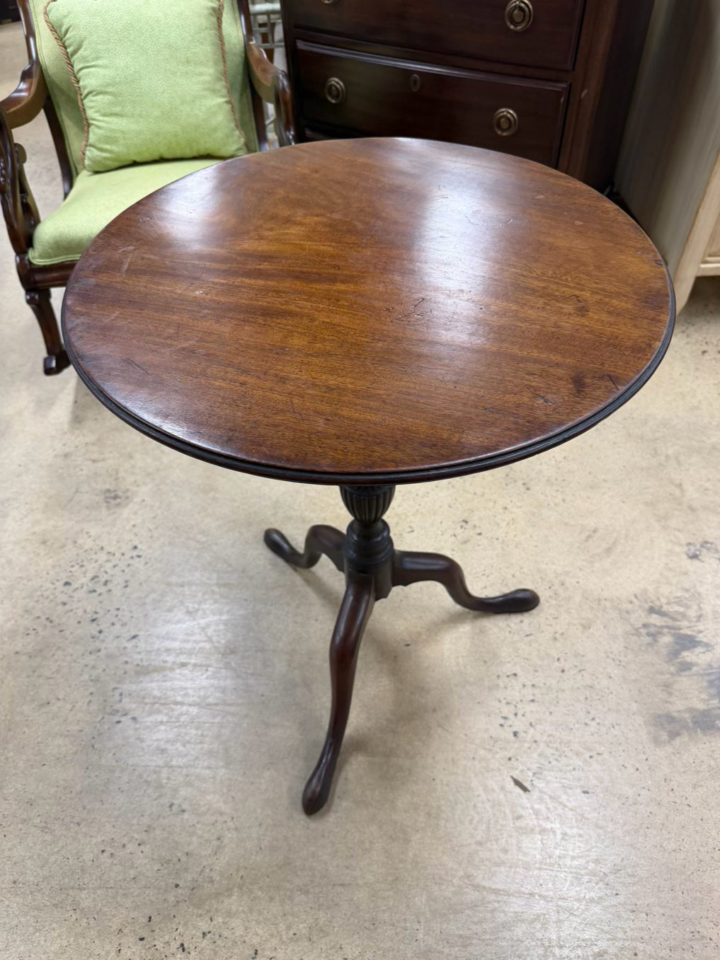 ANTIQUE ROUND Wood Tilt-Top Table w/ Queen Anne Legs