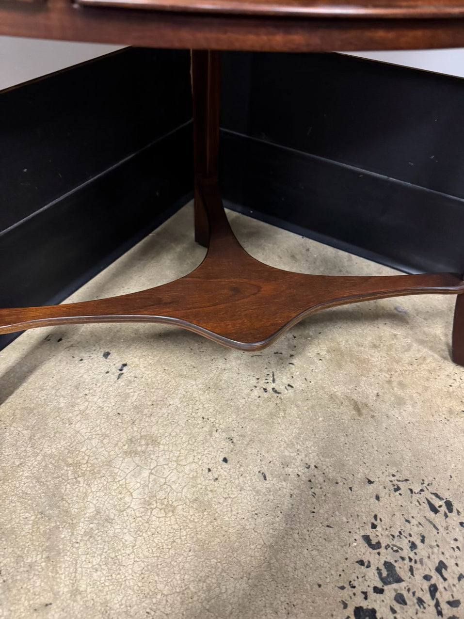 SOUTHAMPTON Mahogany Corner Table