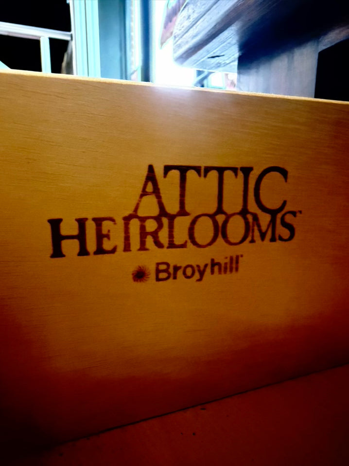 BROYHILL Dark Wood Attic Heirlooms End Table w/ Drawer