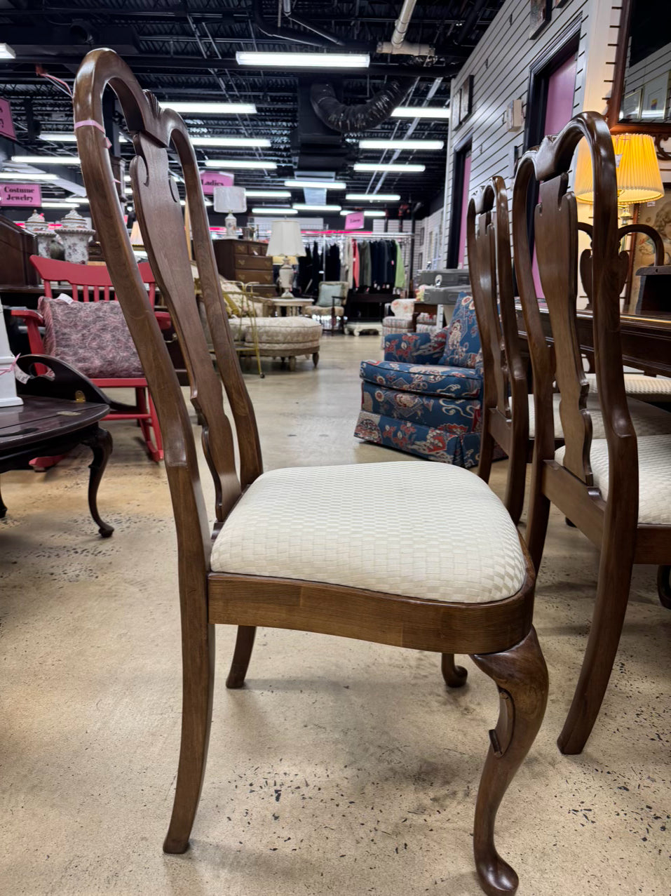 Wood Queen Ann Table & 8 Chairs