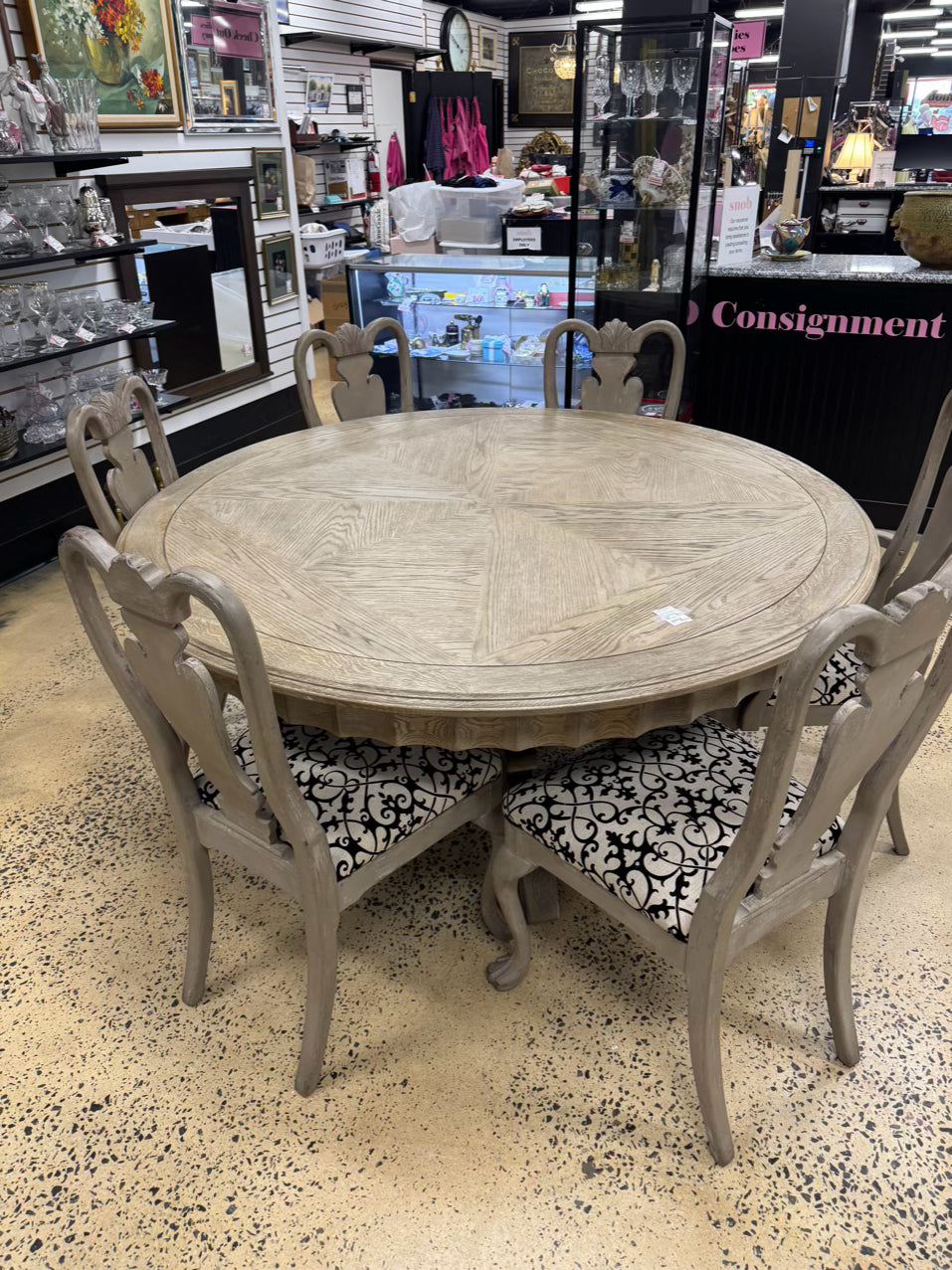 Weathered Gray Round Table w/ 6 AMERICAN DREW Queen Anne Chairs