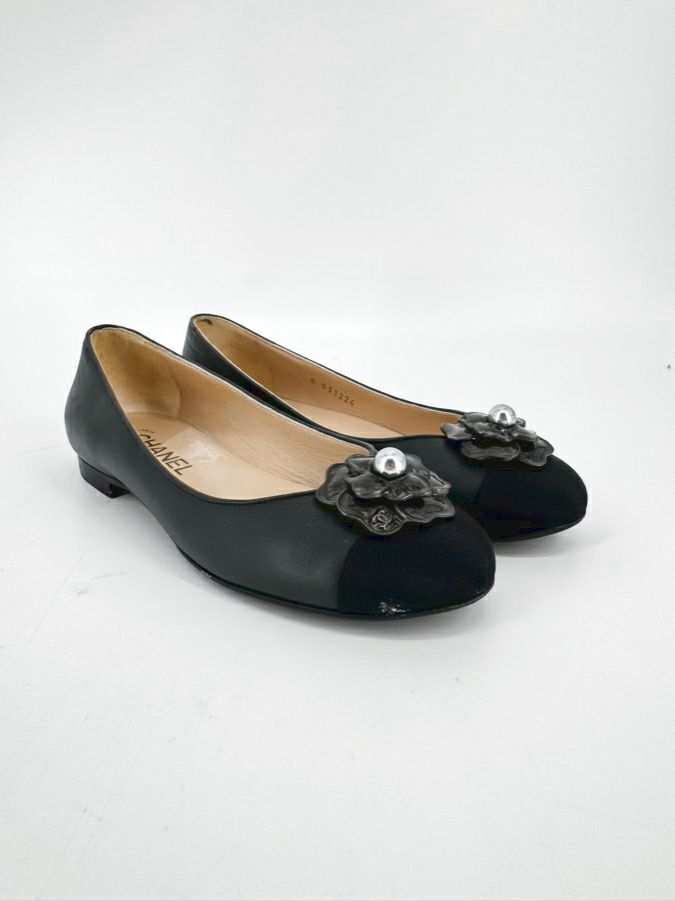 CHANEL Size 37.5 Graphite Leather Camellia Flower Flats