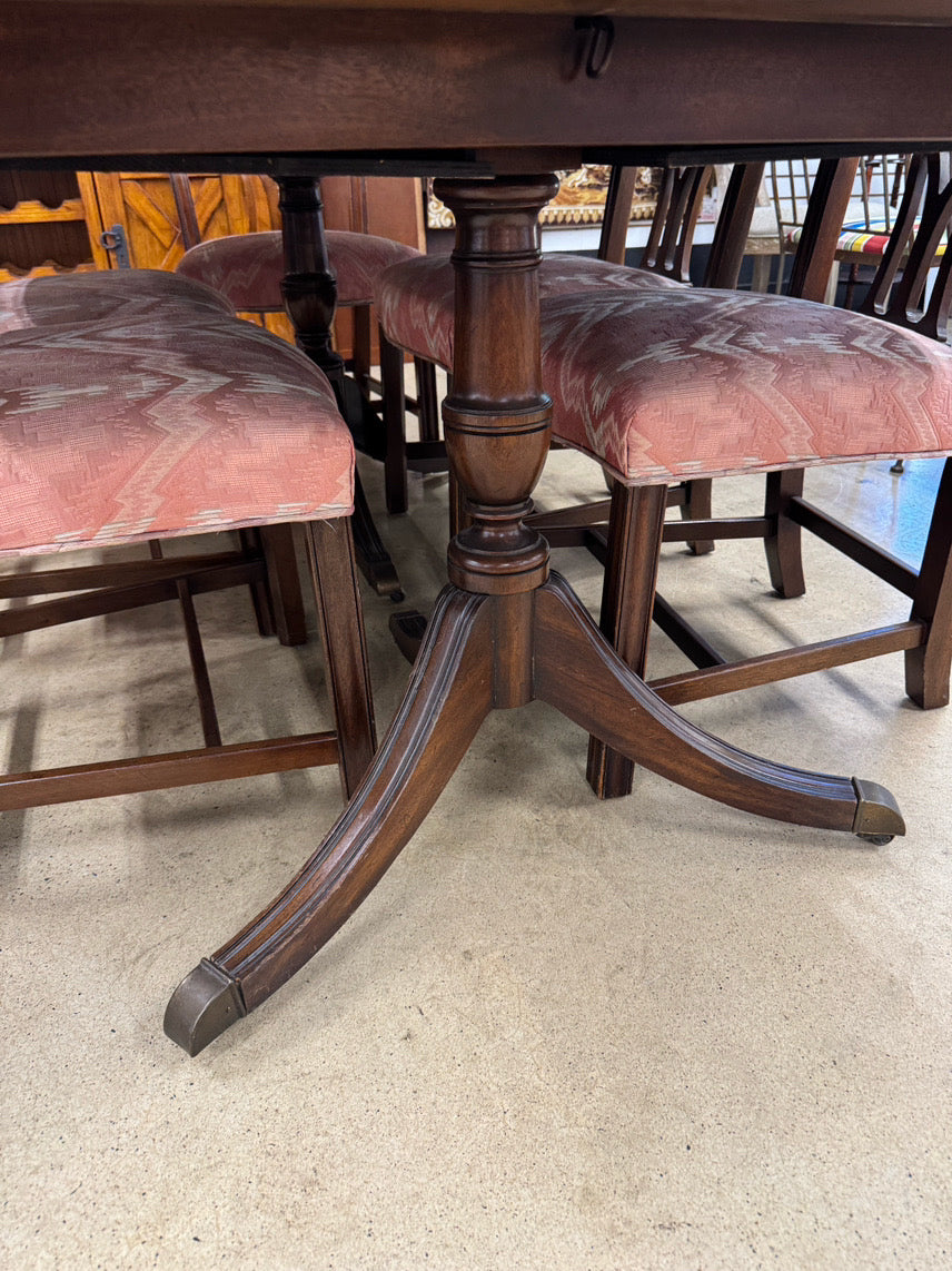 DUNCAN PHYFE Wood Table & 6 Chippendale Chairs w/ 4 Leaves