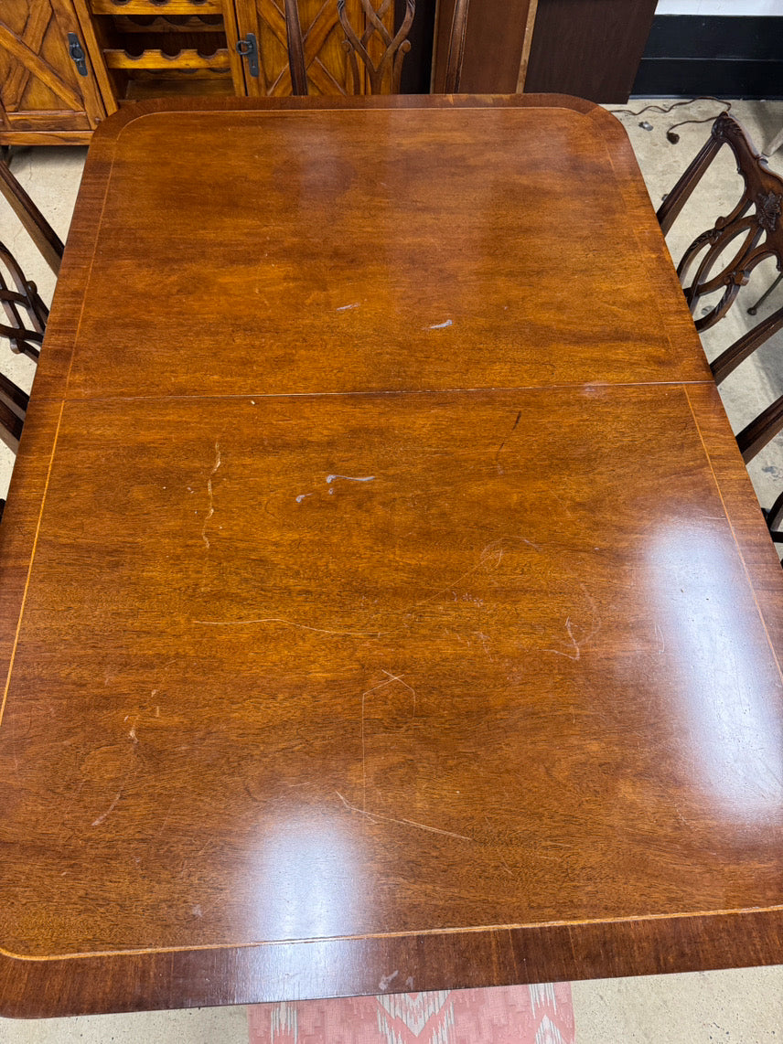 DUNCAN PHYFE Wood Table & 6 Chippendale Chairs w/ 4 Leaves