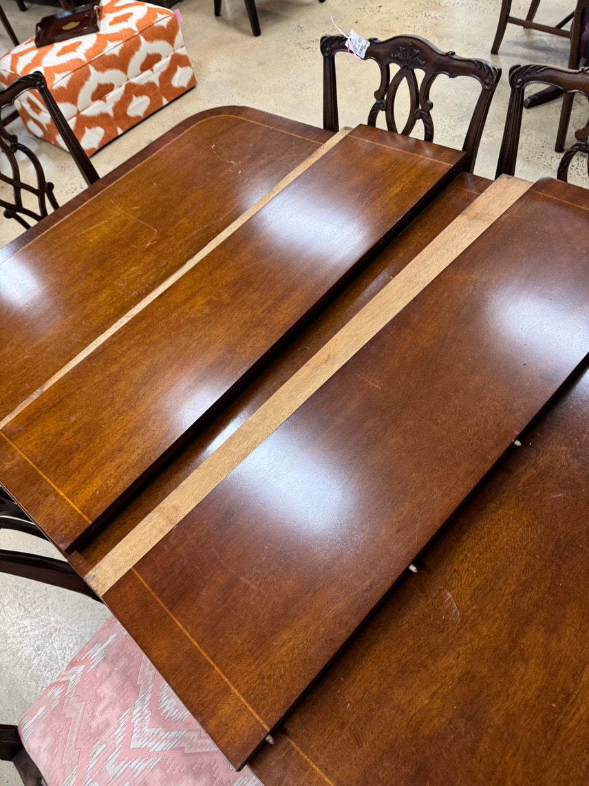 DUNCAN PHYFE Wood Table & 6 Chippendale Chairs w/ 4 Leaves