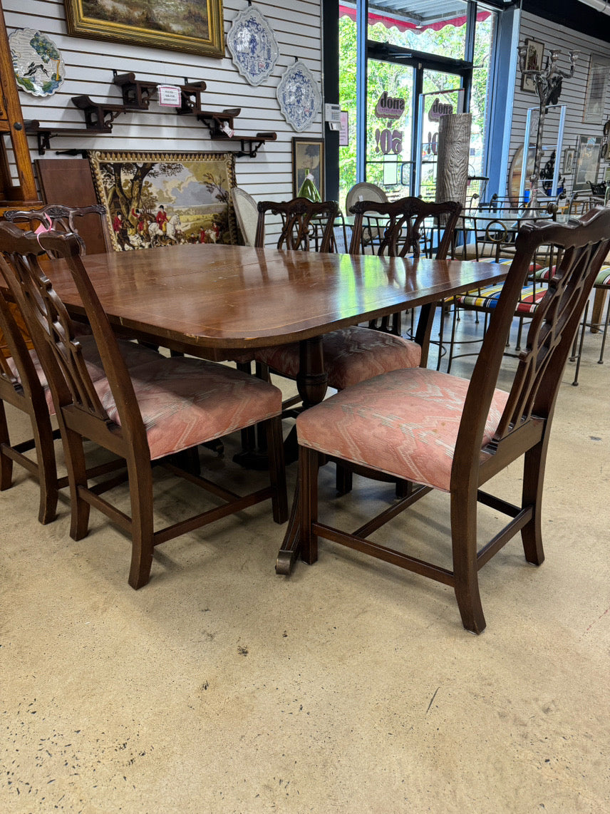 DUNCAN PHYFE Wood Table & 6 Chippendale Chairs w/ 4 Leaves