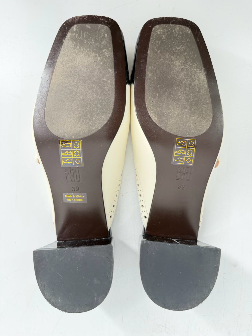 BIBI LOU Size 39 White & Black Kitten heels