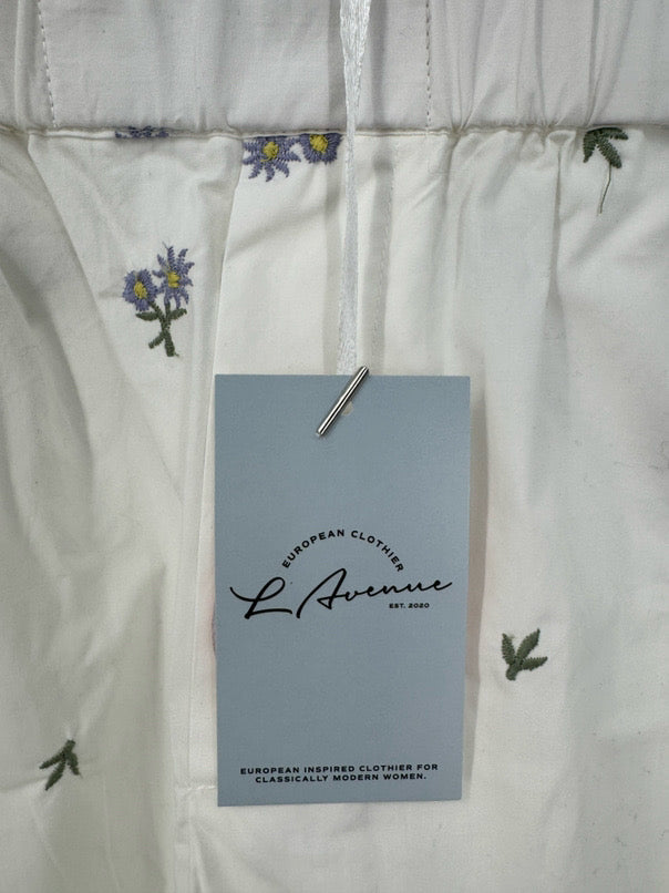 SOAKED IN LUXURY Size XS White Embroidered Floral 2 Piece Set