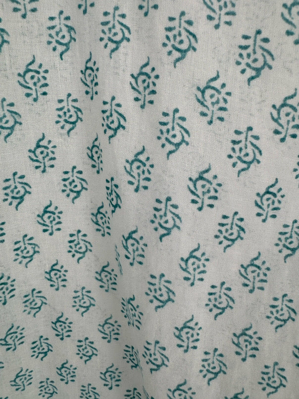 THE LAMU COLLECTION Size M White & Teal Print Blouse