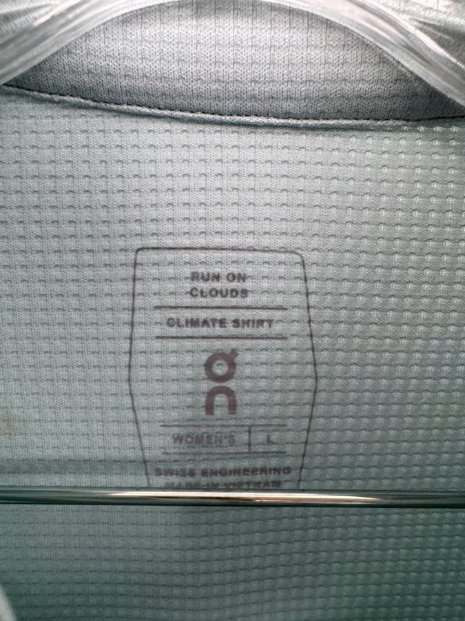 ON CLOUD Size M/L Mint 2-Piece Suit