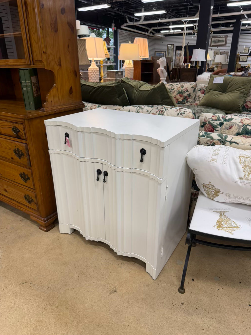 HICKORY WHITE White Wood Modern Fluted Chest