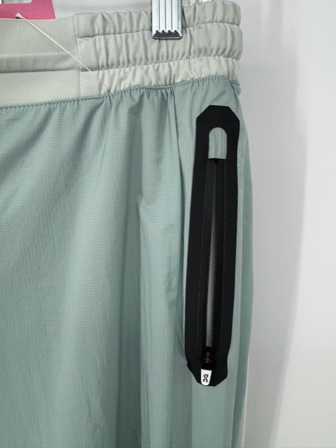 ON CLOUD Size M/L Mint 2-Piece Suit