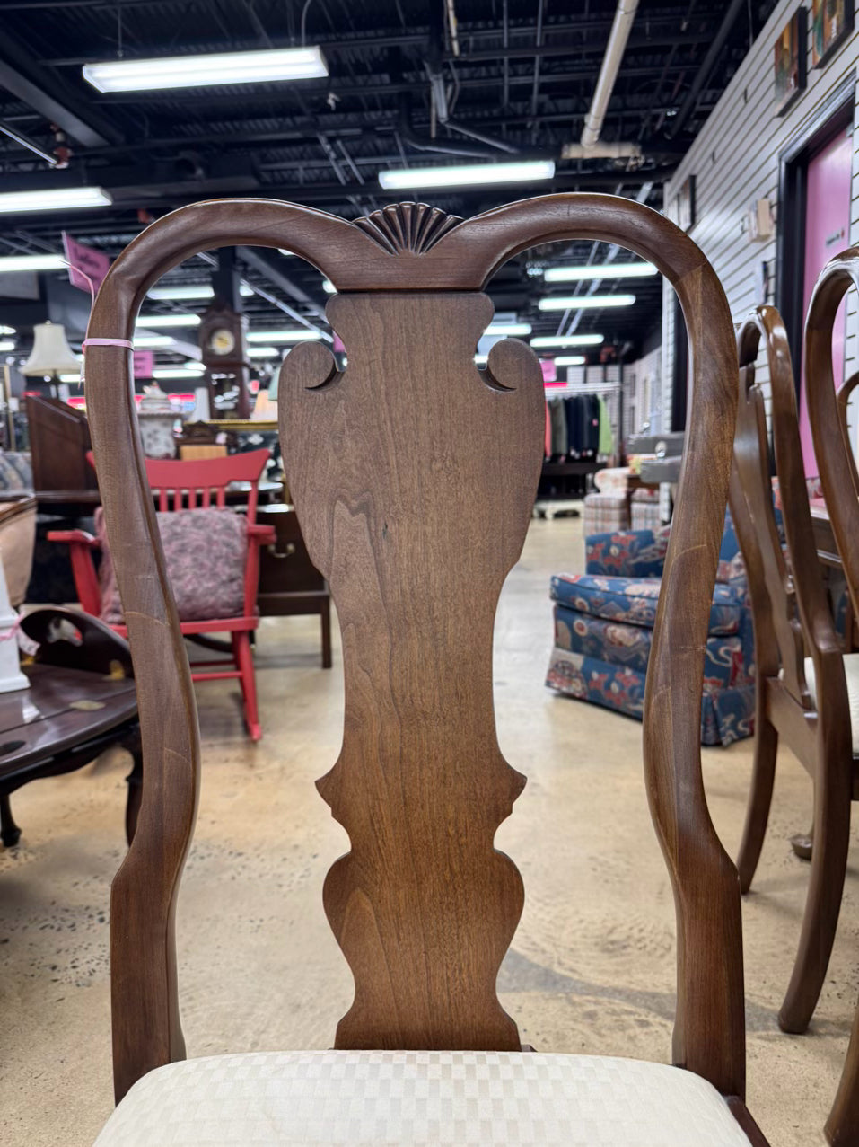 Wood Queen Ann Table & 8 Chairs