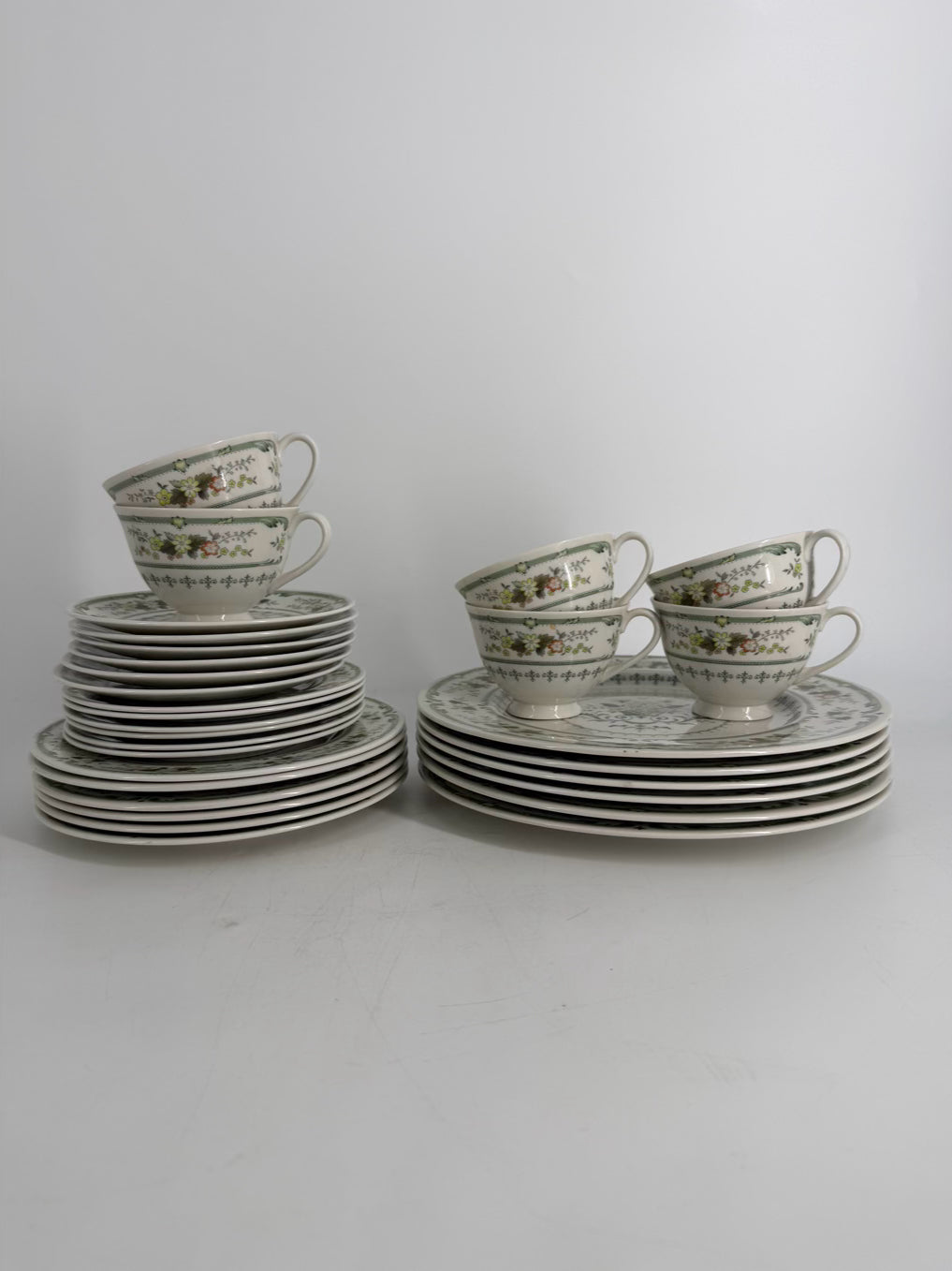 ROYAL DOULTON White & Green Provencal 5 Piece Dinnerware Setting for 6