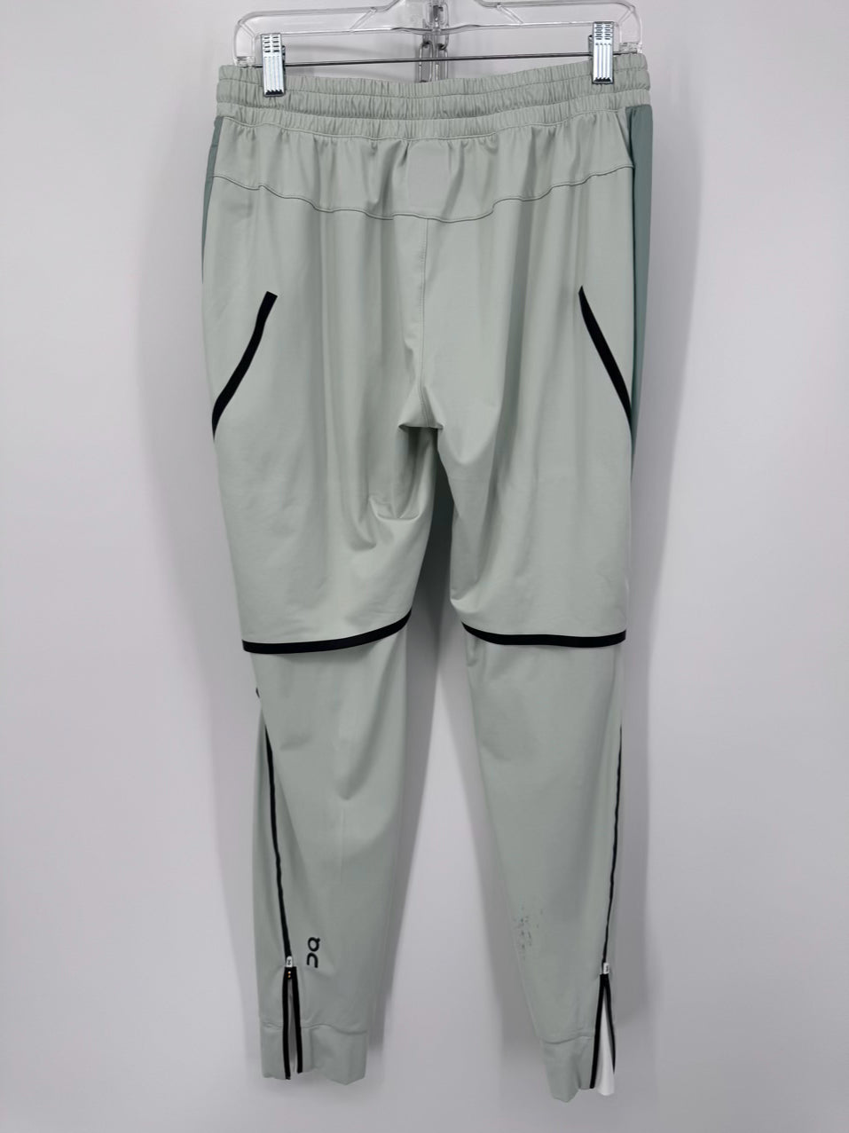 ON CLOUD Size M/L Mint 2-Piece Suit