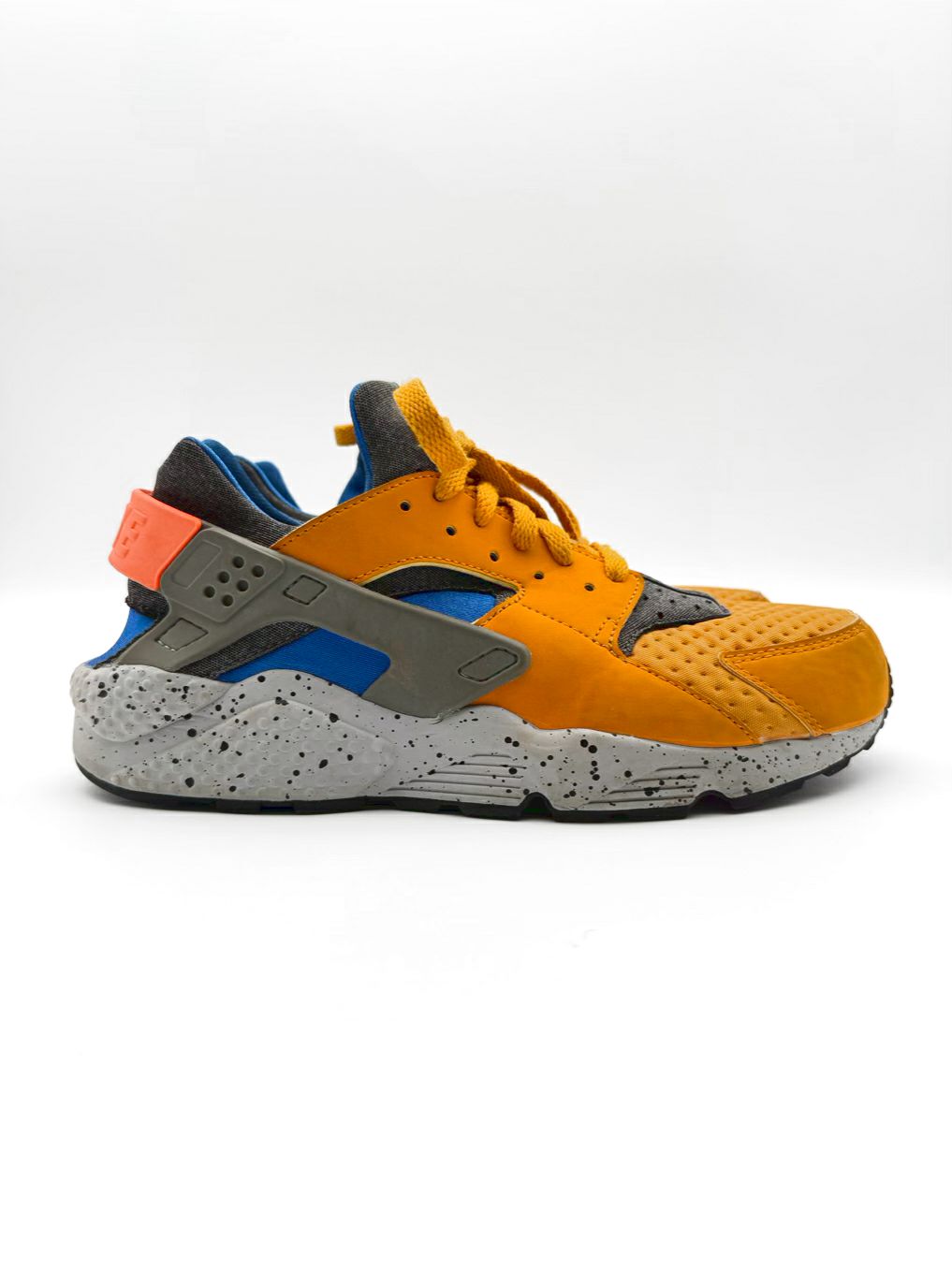 NIKE Huarache SE ACG MENS Size 10 Yellow & Blue Sneakers