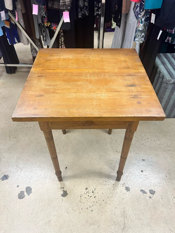 VINTAGE Medium Oak End Table w/ Drawer