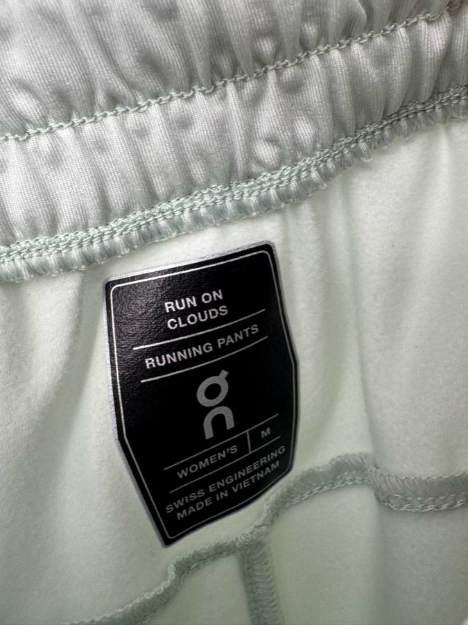 ON CLOUD Size M/L Mint 2-Piece Suit