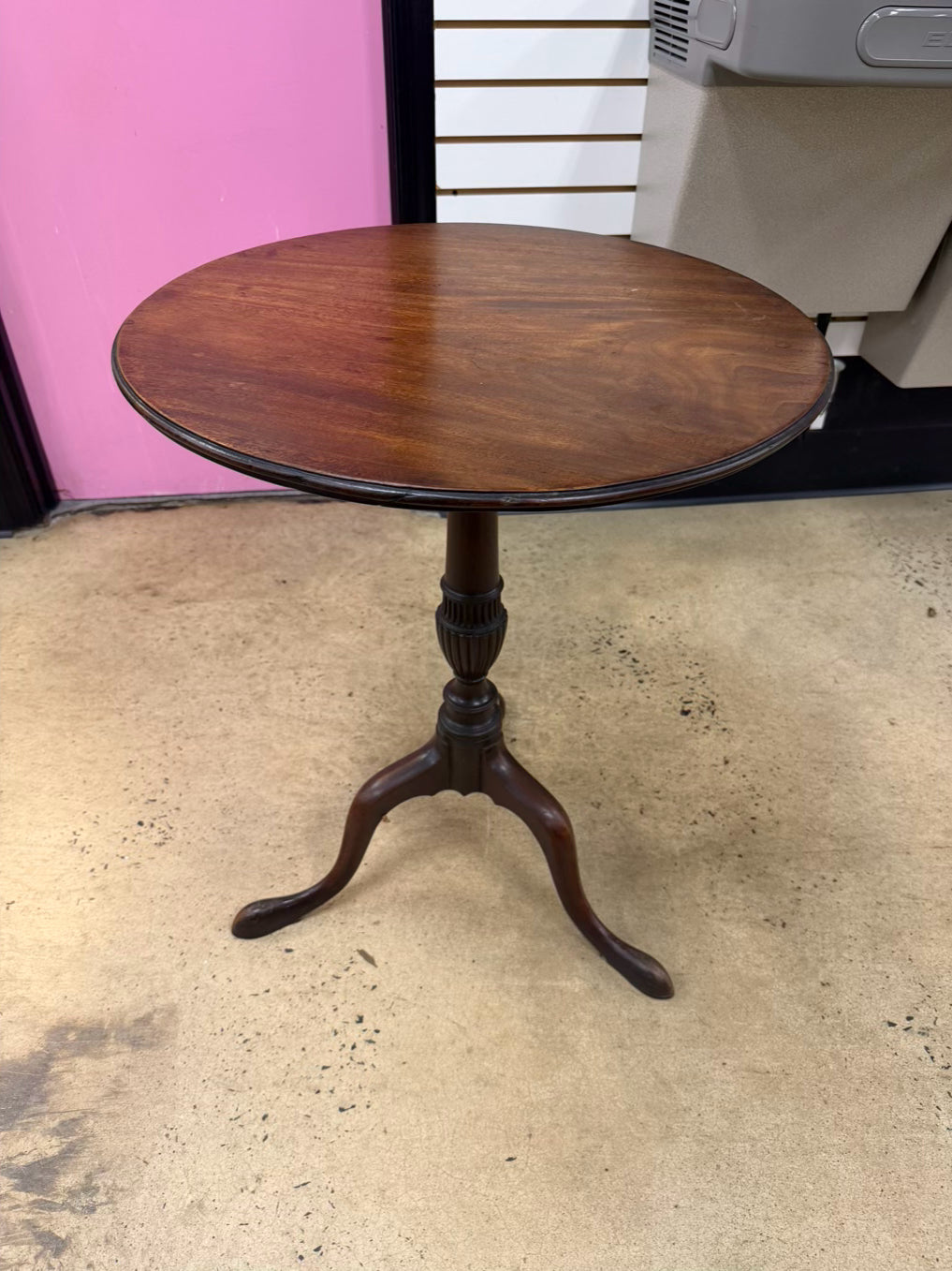 ANTIQUE ROUND Wood Tilt-Top Table w/ Queen Anne Legs