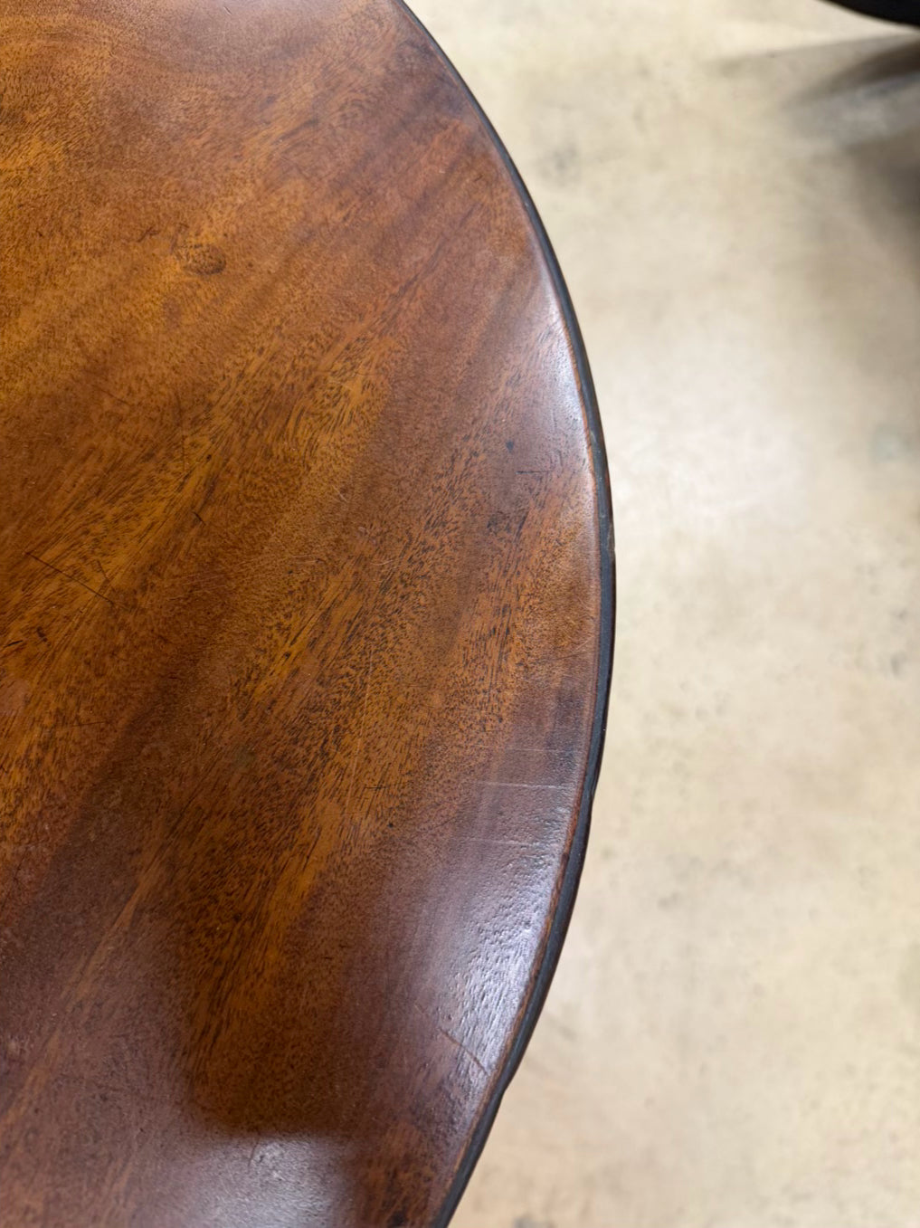 ANTIQUE ROUND Wood Tilt-Top Table w/ Queen Anne Legs