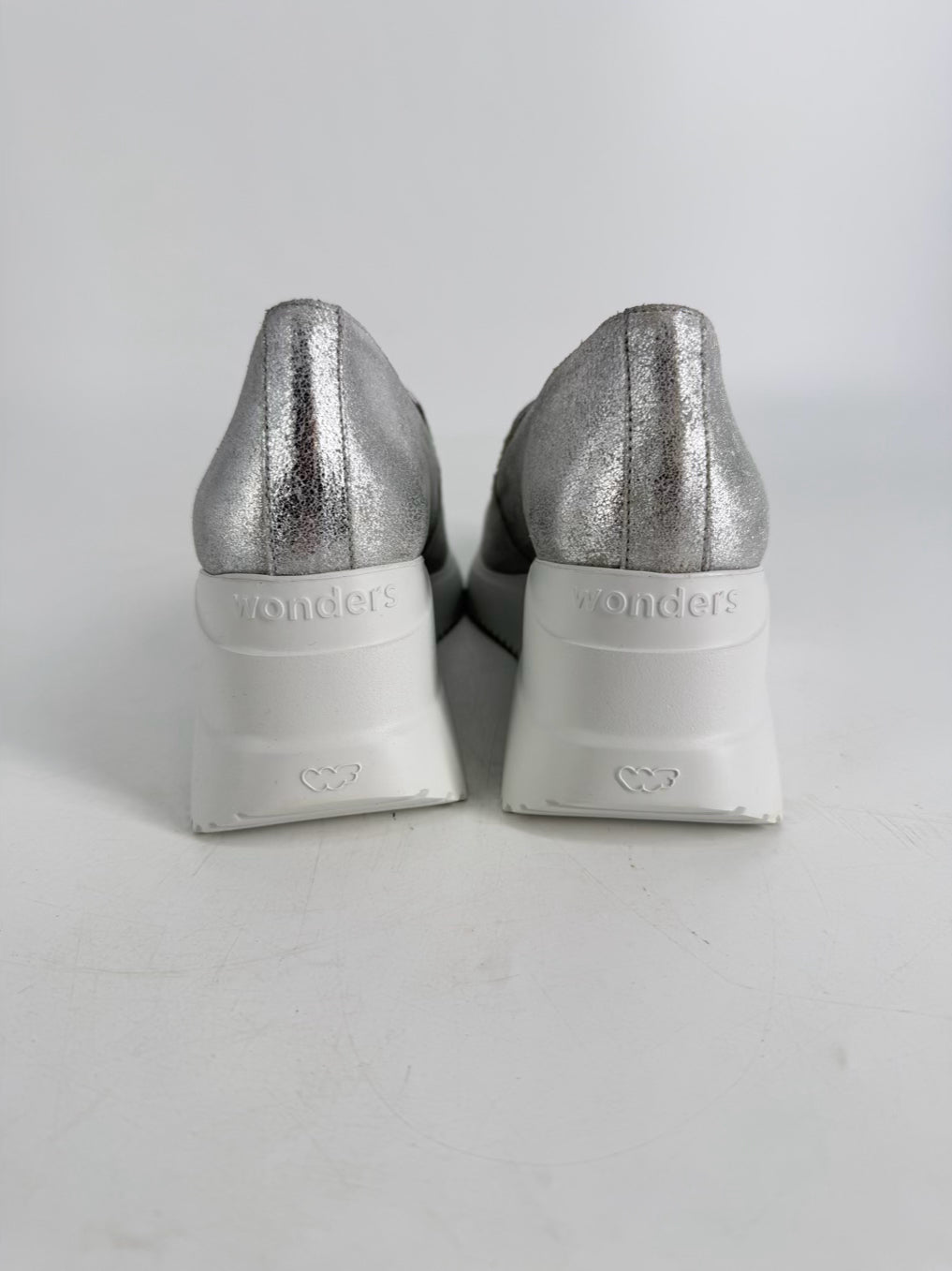 WONDERS Size 38 Silver Platforms
