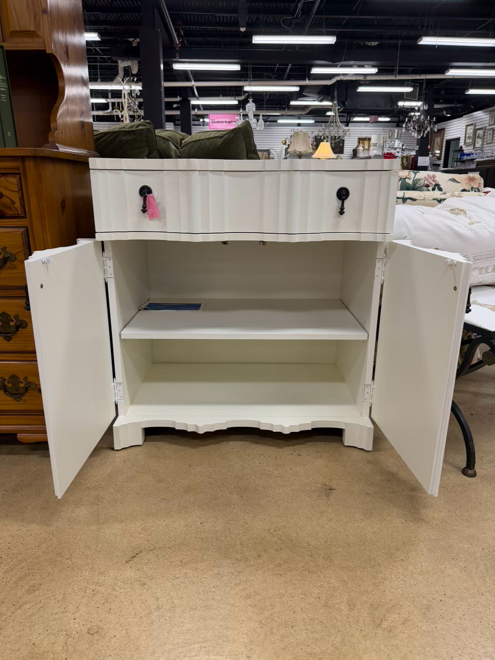 HICKORY WHITE White Wood Modern Fluted Chest