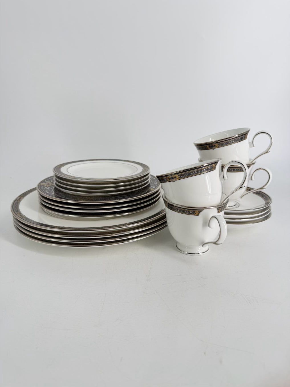 LENOX White, Black & Gold Porcelain Vintage Jewell 5 Piece Dinnerware Setting For 4