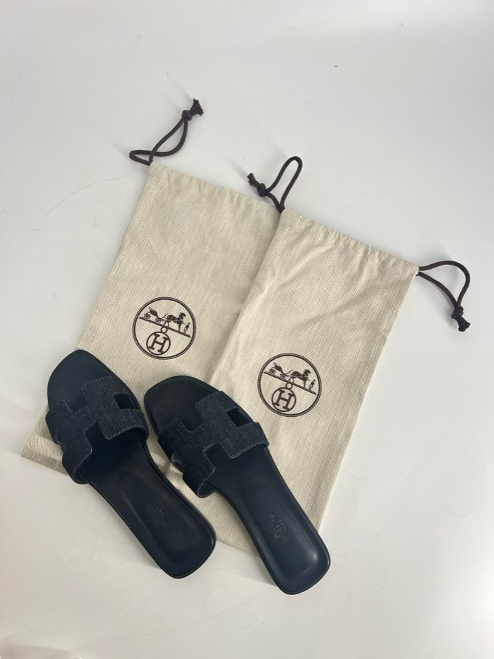 HERMES Size 38.5 Navy Leather & Denim Oran Sandals