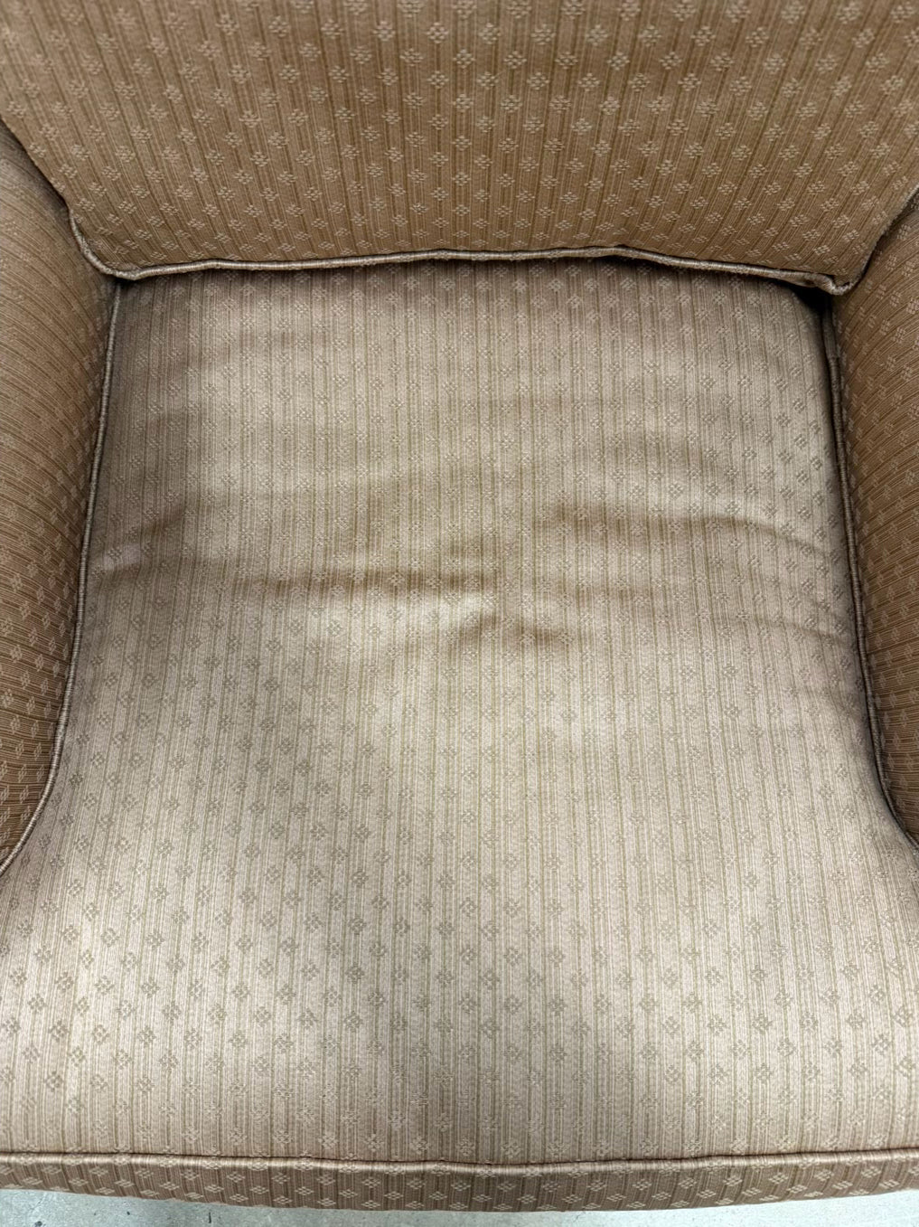 EMPRESSIONS HOME DECORE Light Brown Club Chair