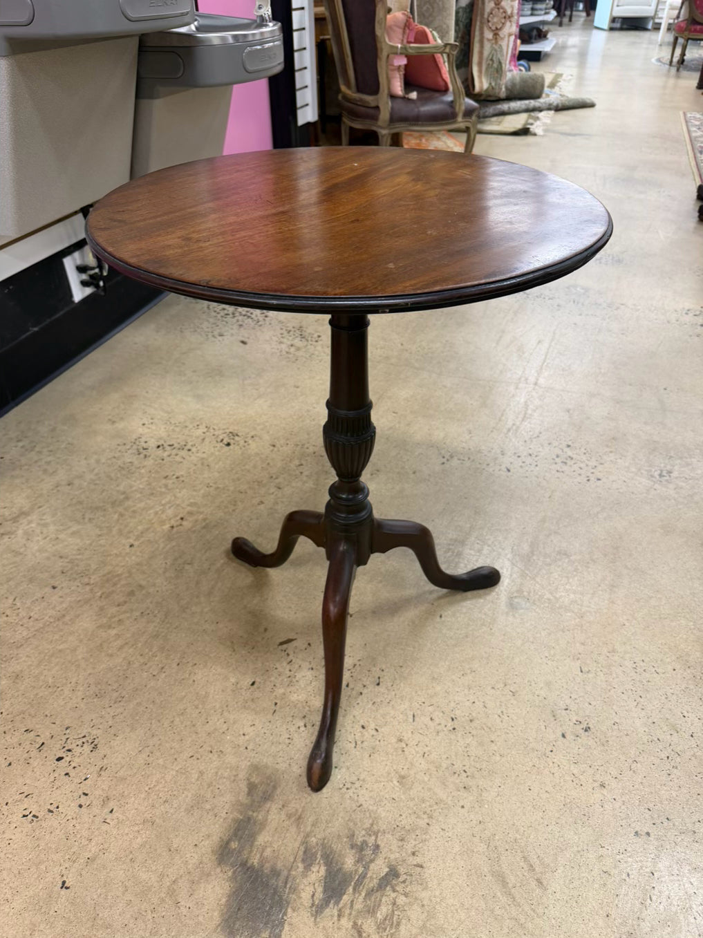 ANTIQUE ROUND Wood Tilt-Top Table w/ Queen Anne Legs