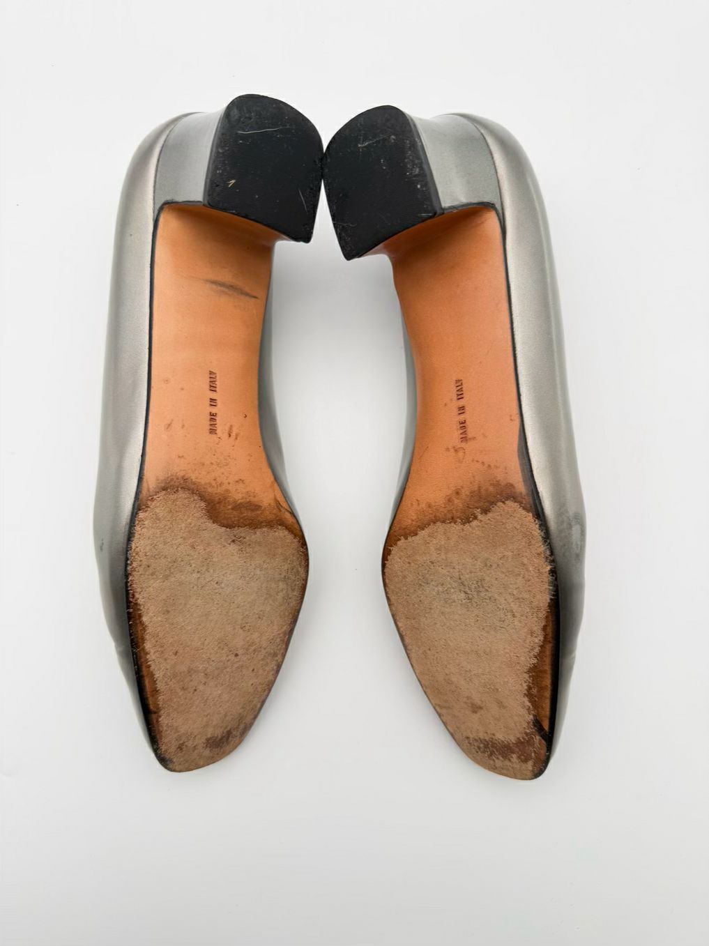 SALVATORE FERRAGAMO Size WMNS 8 Silver Leather Kitten heels