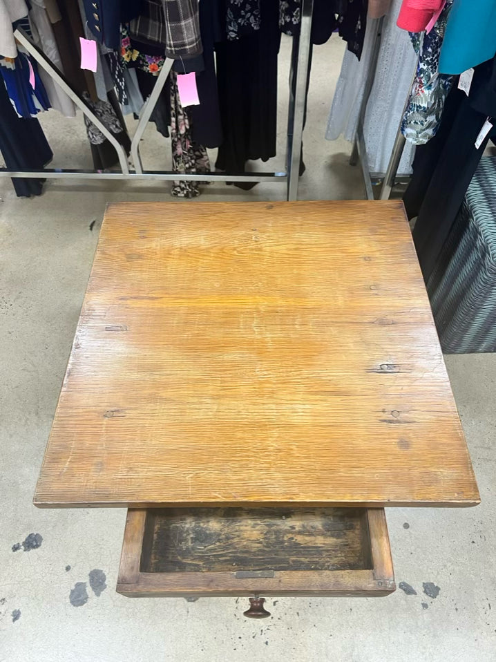 VINTAGE Medium Oak End Table w/ Drawer