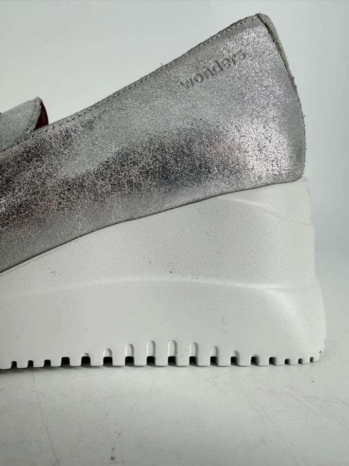 WONDERS Size 38 Silver Platforms