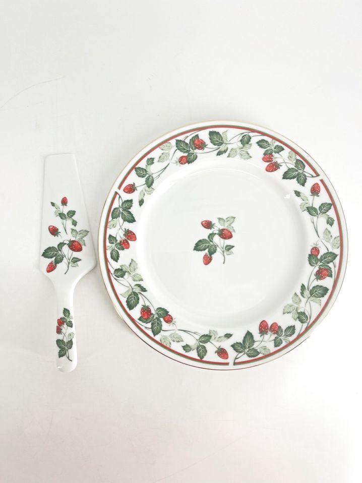 ANDREA by SADAK White, Red & Green Ceramic Strawberries Pie Plate w/ Matching Server