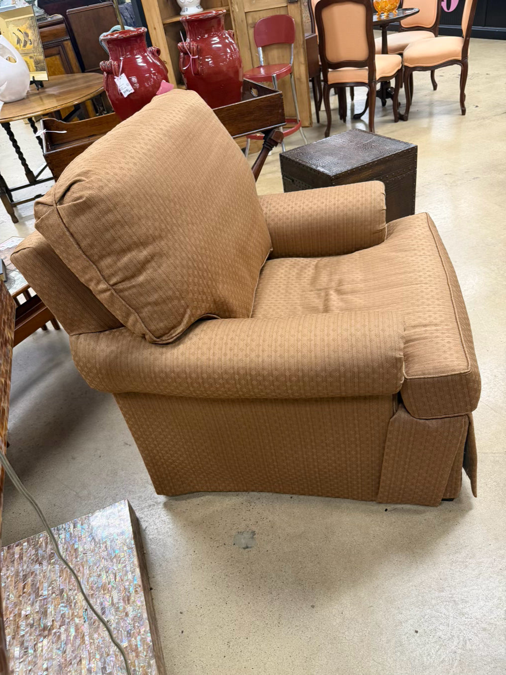EMPRESSIONS HOME DECORE Light Brown Club Chair