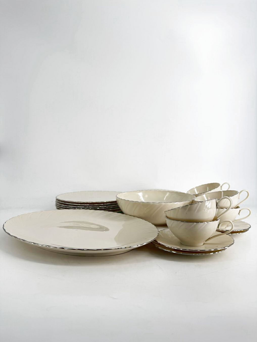 LENOX Cream China Weatherly 4 Piece Dinnerware Setting For 6 Includes Serving Dishes