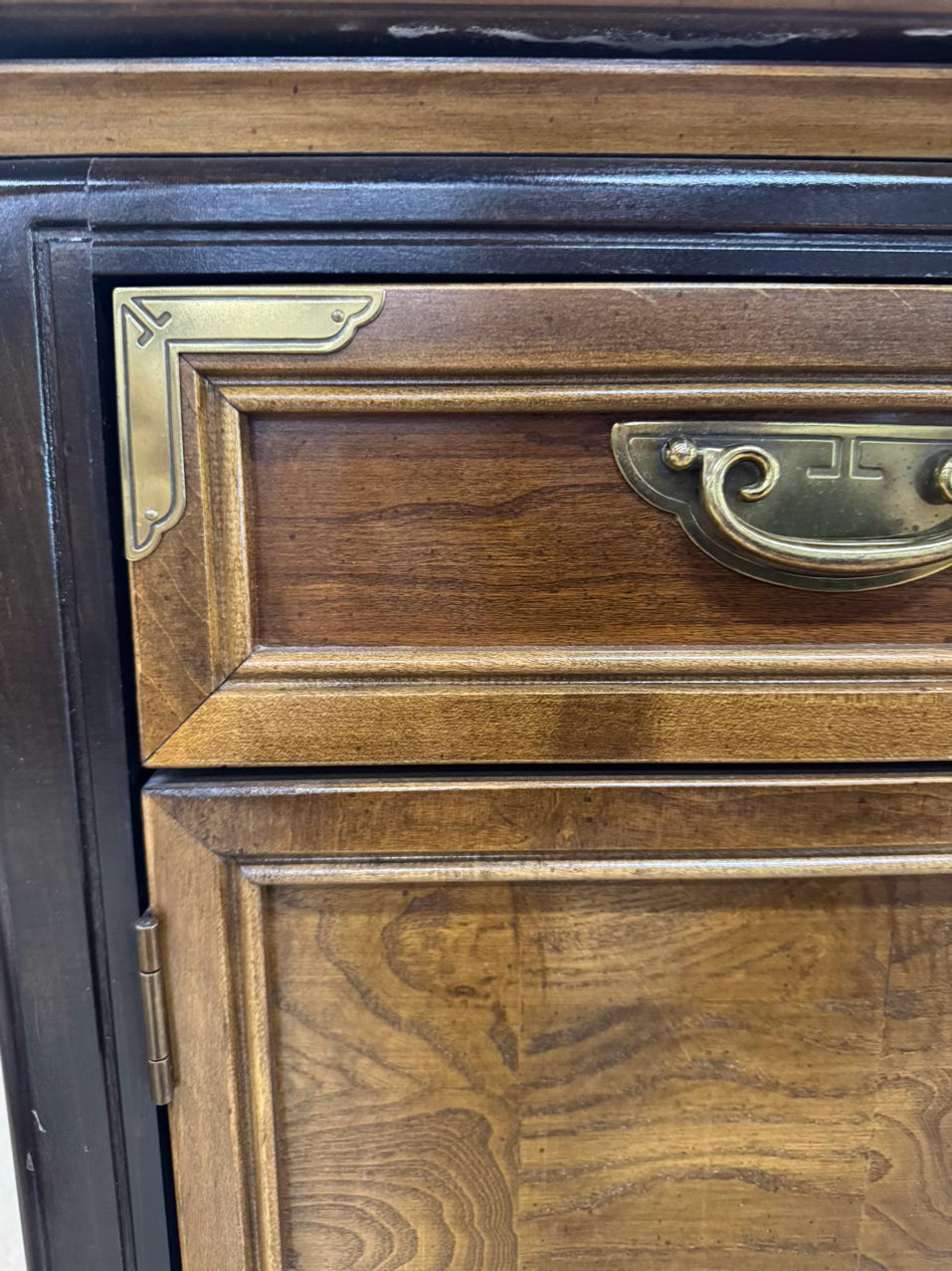 BROYHILL Wood Pull Out Sides Server