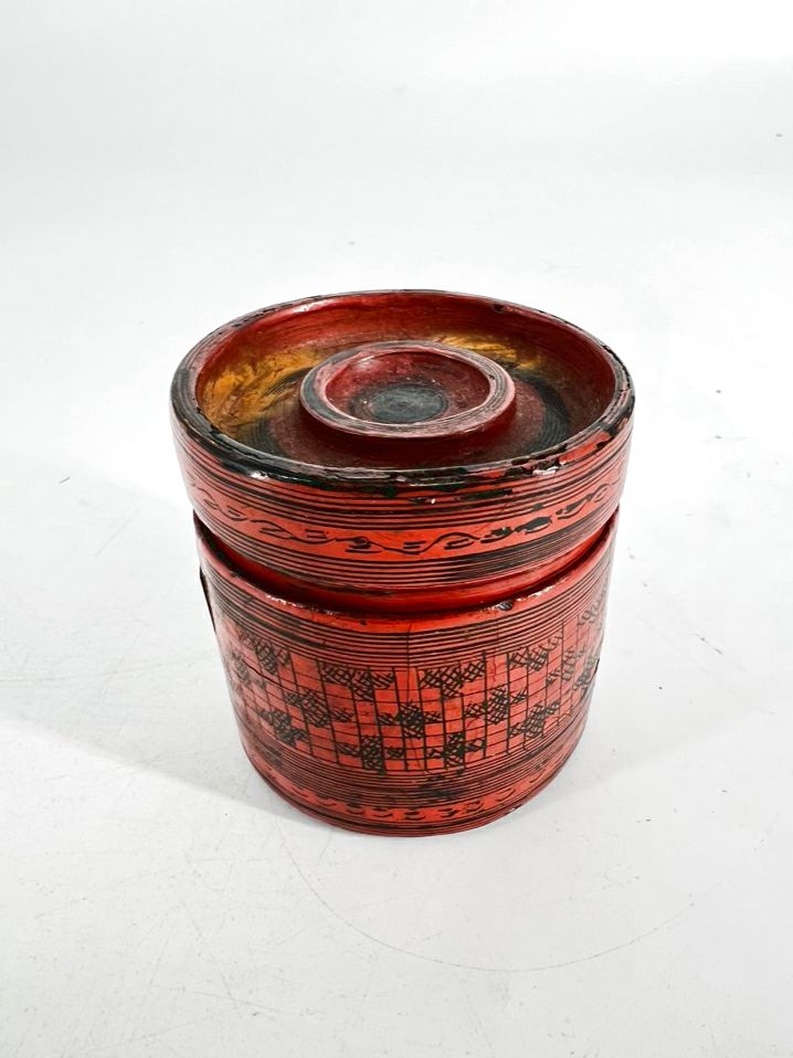 Red Lacquer Betel Trinket Box