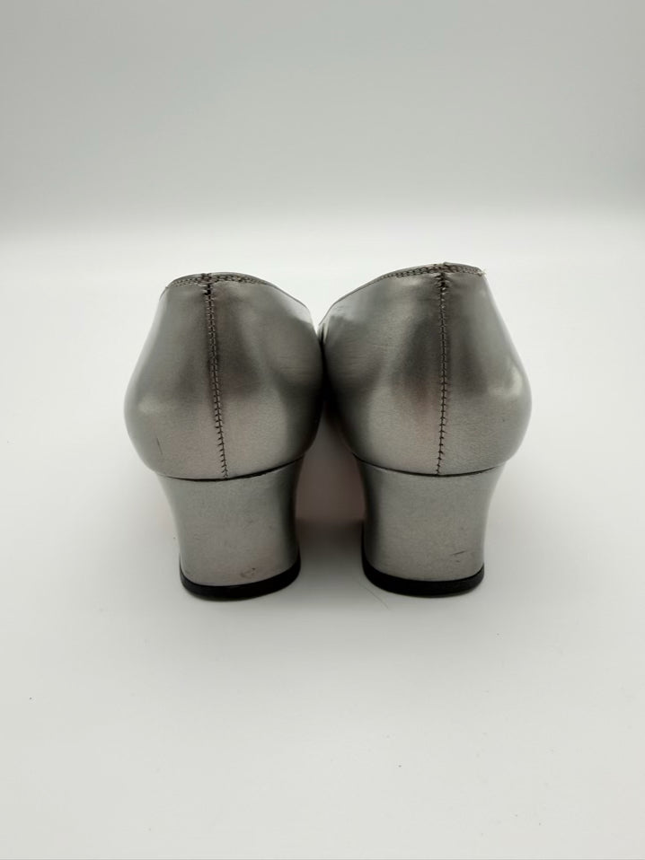 SALVATORE FERRAGAMO Size WMNS 8 Silver Leather Kitten heels