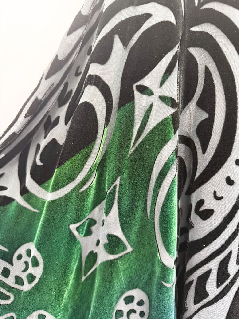 CHARLES & PATRICIA LESTER Wmn's Size XL Black & Green Velvet Jacket