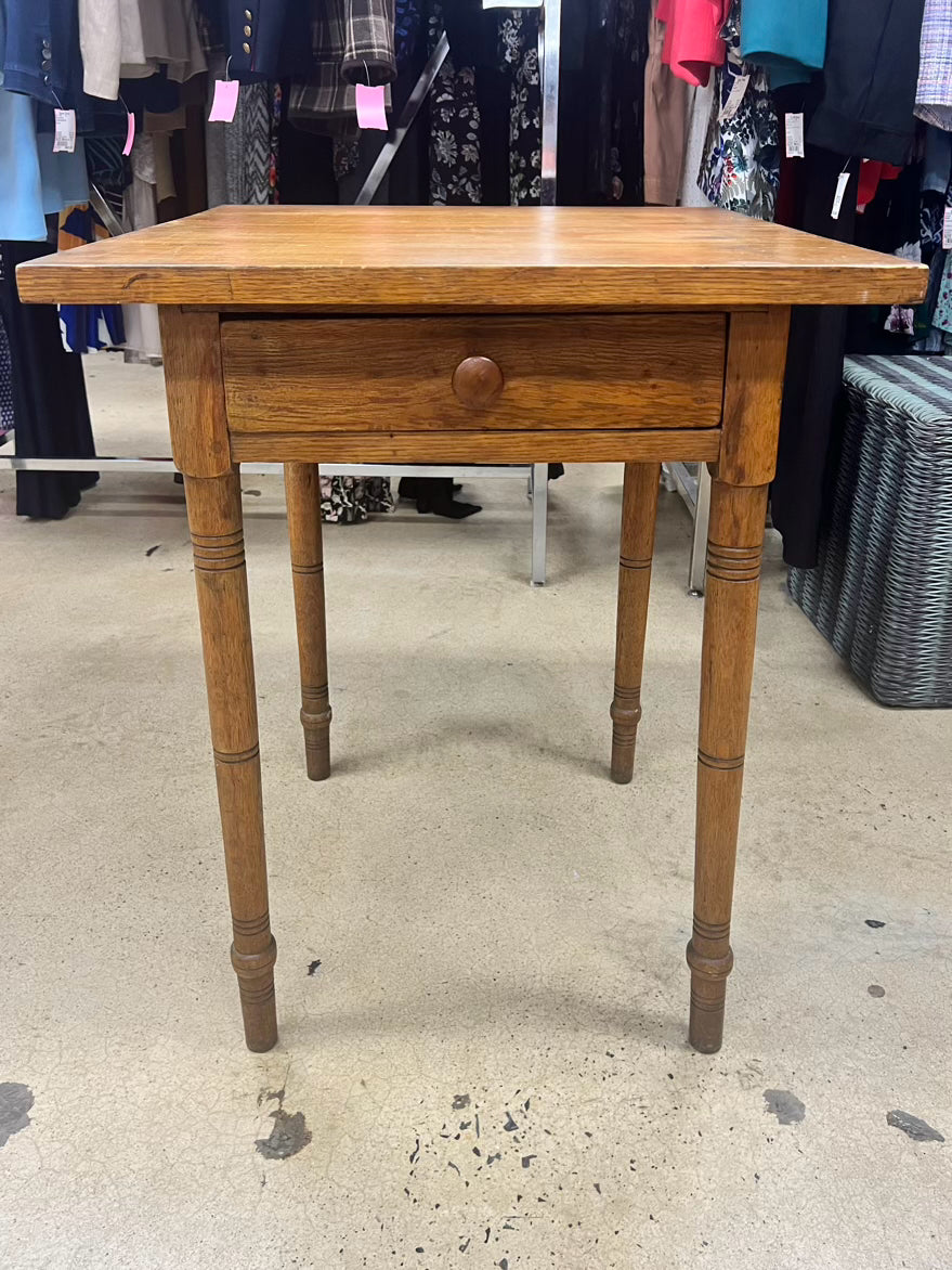 VINTAGE Medium Oak End Table w/ Drawer